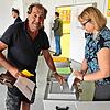 Wilfried Möking aus Seefelden wählt in Oberuhldingen in der Lichtenbergschule. Rechts Wahlhelferin Nicole Männle.