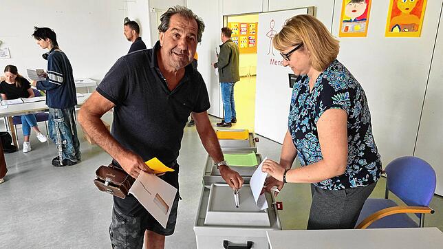 Wilfried Möking aus Seefelden wählt in Oberuhldingen in der Lichtenbergschule. Rechts Wahlhelferin Nicole Männle.