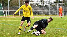Die SG Marbach/Rietheim (der zweifache Torschütze Tim Aschenbrenner am Ball) setzte sich gegen den SV Hölzlebruck (Lorenz Wirbser) mit ...
