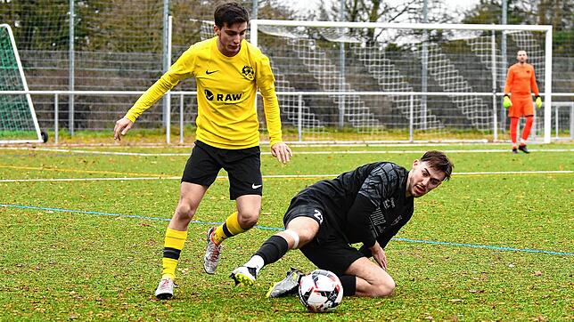 Die SG Marbach/Rietheim (der zweifache Torschütze Tim Aschenbrenner am Ball) setzte sich gegen den SV Hölzlebruck (Lorenz Wirbser) mit ...