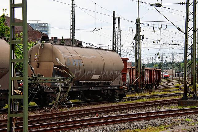 Ein Strommast hat sich zwischen zwei Waggons verkeilt.