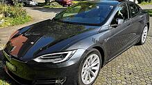 Diesen Tesla stoppten Zöllner einer Lindauer Kontrolleinheit auf der A96 bei Weißensberg.