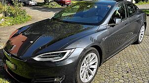 Diesen Tesla stoppten Zöllner einer Lindauer Kontrolleinheit auf der A96 bei Weißensberg.