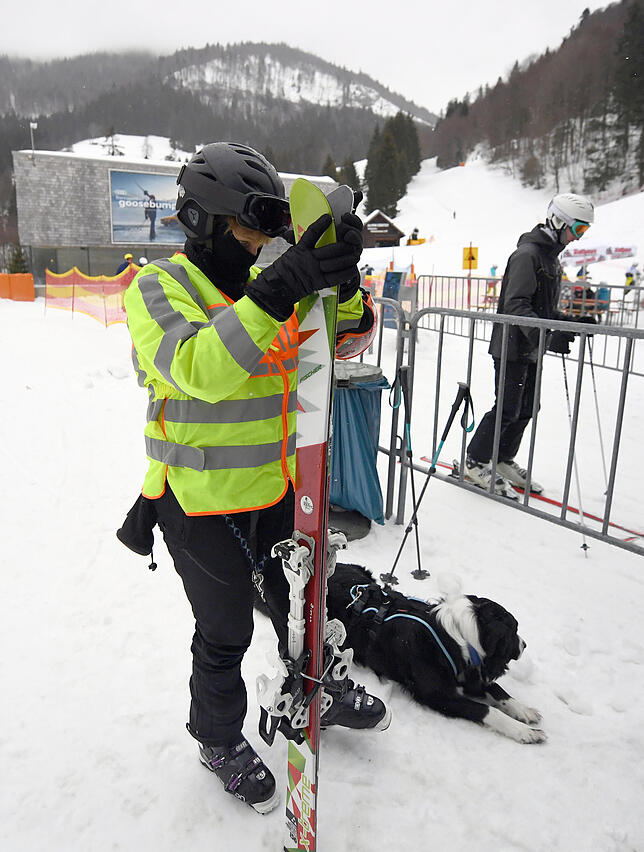 Auch Hund Monti ist mit von der Partie. Zusammen mit Frauchen Bianca Feldheim sieht er auf der Piste nach dem Rechten.