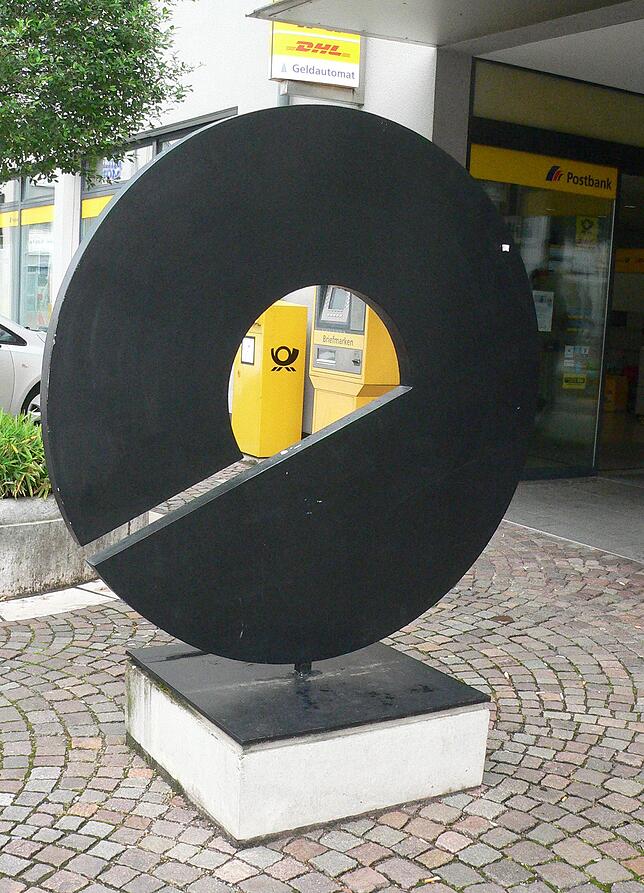 Vor der Post in Waldshut.