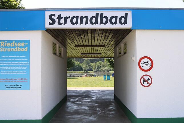 Das Strandbad am Riedsee leidet gegenwärtig unter wuchernden Unterwasserpflanzen.