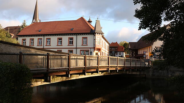 Mit dem Rathaus und der Kirche im Hintergrund bildet die Wolterdinger Bregbrücke, hier der angebaute Steg, seit mehr als hundert Jahren ...