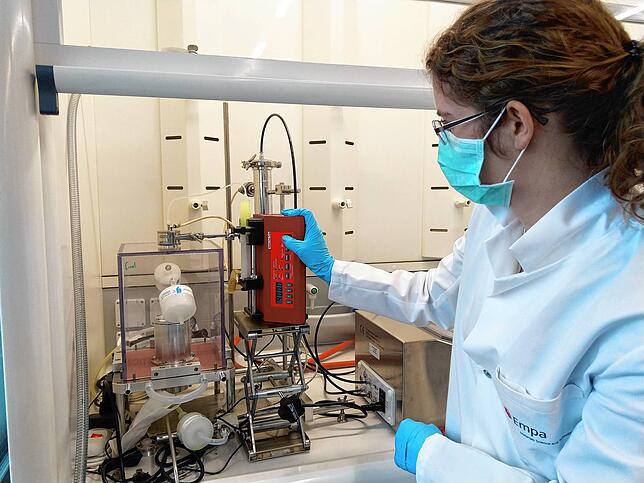 Empa-Doktorandin Lea Furer testet, wie gut Masken ihre Träger schützen.