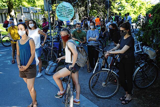 Die Teilnehmer der Fridays for Future-Demo hörten interessiert den Reden auf der Kundgebung im Herose-Park zu.
