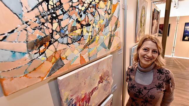 Das Kunstkreis-Neumitglied „Panzlik“ (Yuliia Kutsenko) aus Donaueschingen zeigt in der Hüfinger Rathausgalerie nicht nur ihr ...