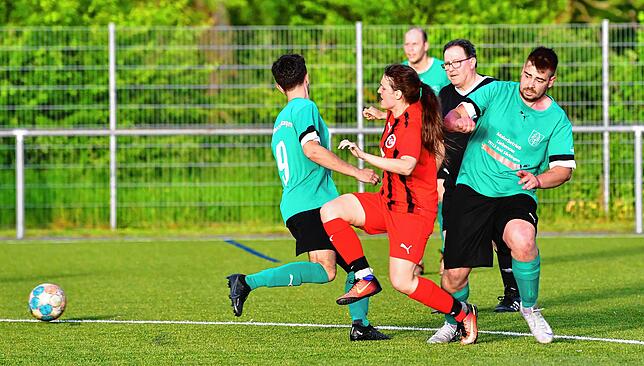 Bild 8: Mira Franzen spielt Fußball bei den Männern des FC 08 Bad Säckingen II – wir haben Fotos!