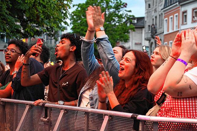 Bild 7: So glücklich macht James Bay beim Stimmen-Festival in Lörrach das Publikum - die besten Bilder