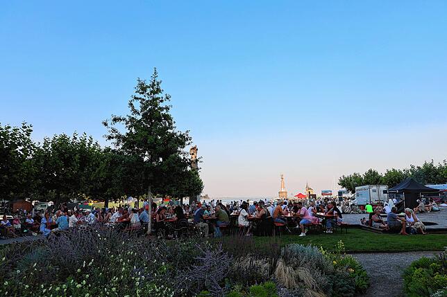 Bild 27: Die Stimmung am Bodensee ist bestens! So feiert Konstanz beim Seenachtfest 2025