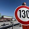 02.03.2018, Baden-Württemberg, Engen, Straßenwärter Dirk Schönnagel hält an der Autobahn A81 am Hegaublick ein Schild mit der Aufschrift ...