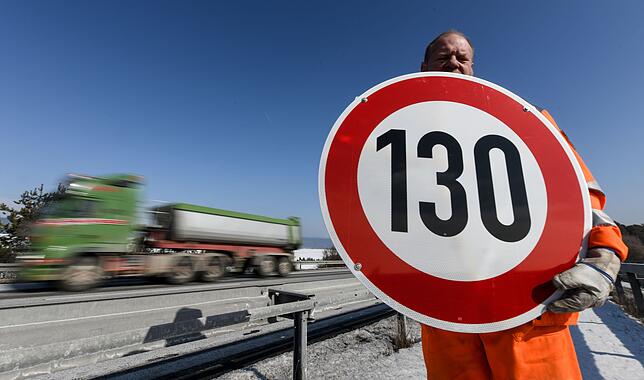 02.03.2018, Baden-Württemberg, Engen, Straßenwärter Dirk Schönnagel hält an der Autobahn A81 am Hegaublick ein Schild mit der Aufschrift ...