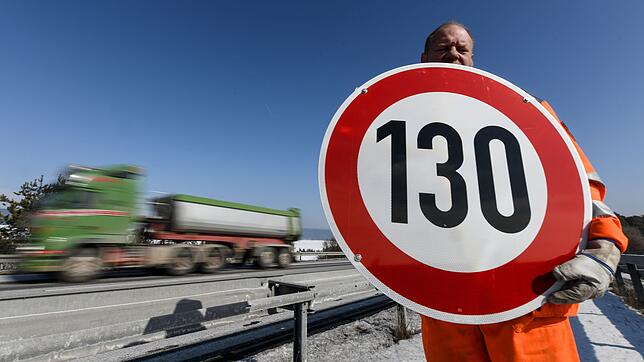 02.03.2018, Baden-Württemberg, Engen, Straßenwärter Dirk Schönnagel hält an der Autobahn A81 am Hegaublick ein Schild mit der Aufschrift ...