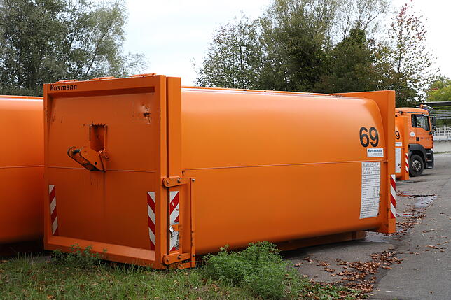 Auf dem EBK-Gelände drückt eine Presse den Restmüll in diese Behälter. Sie werden anschließend per LKW und Zug nach Weinfelden ...