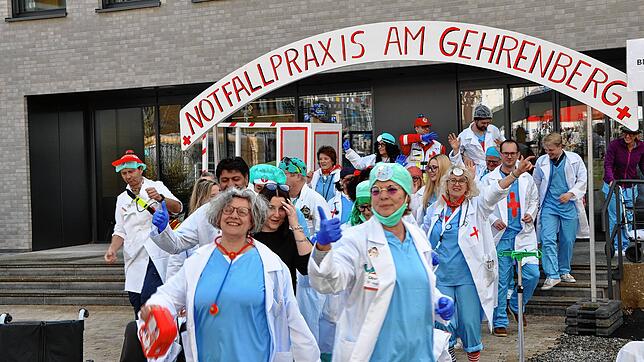 Weiße Kittel, Stethoskop um den Hals, Mundschutz: Das Rathaus-Team hat die katastrophale ärztliche Versorgung in der Region erkannt und ...
