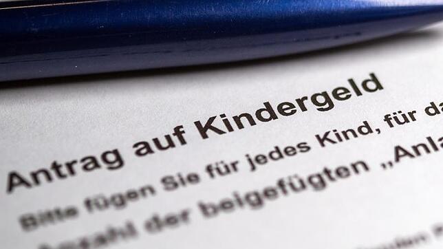 Wer in Bayern Kindergeld erhalten will, muss den Antrag an die zuständige Familienkasse schicken. Das geht entweder online oder per Post.