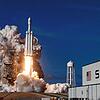 06.02.2018, USA, Cape Canaveral: Die Großrakete «Falcon Heavy» des privaten US-Raumfahrtunternehmens SpaceX hebt nach mehrstündiger ...