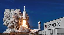 06.02.2018, USA, Cape Canaveral: Die Großrakete «Falcon Heavy» des privaten US-Raumfahrtunternehmens SpaceX hebt nach mehrstündiger ...