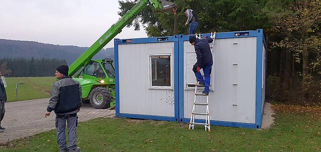 Die Storzinger Dorfjugend wird in diesen beiden Containern eine dauerhafte Bleibe finden. Auf Vermittlung von Ortsvorsteher Bruno Pozzi ...