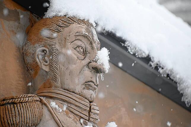 Das Wetter hat dieser Figur am Lenk-Relief in Ludwigshafen eine Triefnase verpasst.