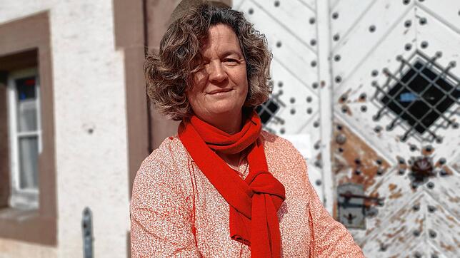 Claudia Tissler-Buhr im März vor dem Eingang zu ihrem Büro. Die Seelsorgerin ist viel in Altenheimen unterwegs &ndash; und sorgt sich ...