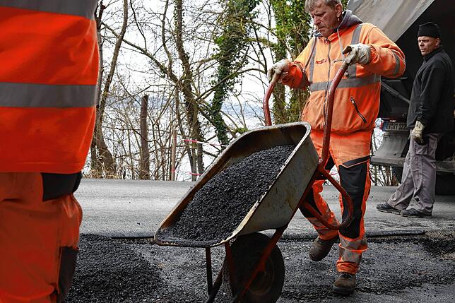Mitarbeiter der Straßenbaufirma Storz sind mit der Erneuerung des Bodenseeradwegs zwischen Meersburg, Stetten und Hagnau beschäftigt.