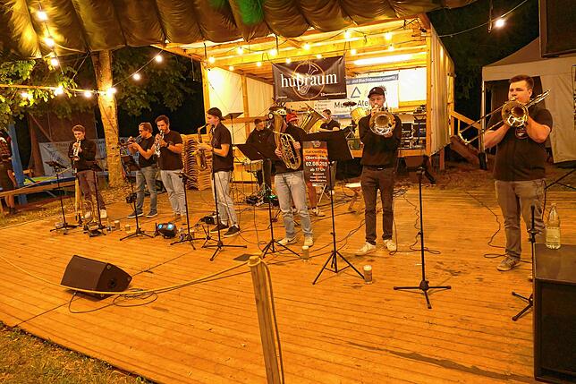 Bild 21: Hunderte Gäste strömen zum Auftakt an das 68. Waldfest in der Geschichte des Musikvereins Aufen.