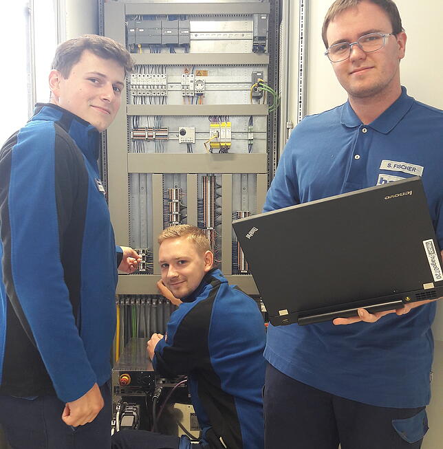 Auszubildende der Hago Küssaberg: Zwei Gruppen nahmen am Projekt Digiscouts teil. Hier Alexander Malcherzyk, Aaron Rombach und Sebastian ...
