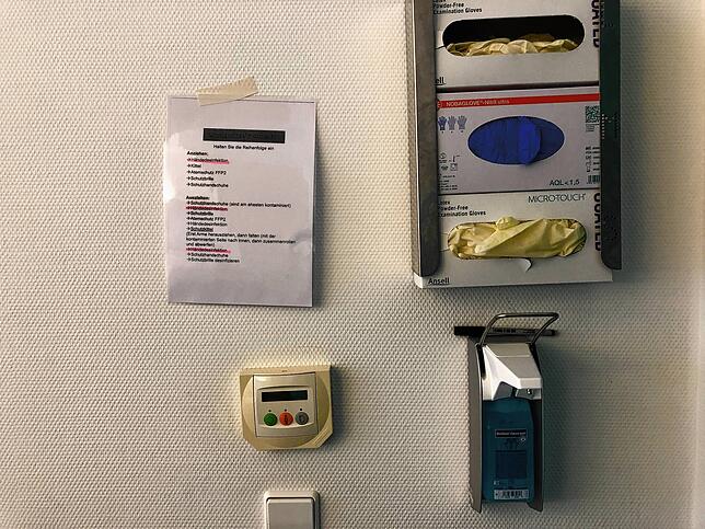 Infos: Überall gibt es Anleitungen für das richtige Verhalten auf der Station.