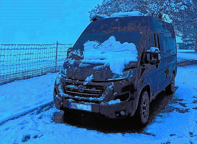 Eingeschneit nach der ersten Nacht: Der Reisebus von Rainer und Mareike Pohl am 1. Januar 2021. Anschließend ließen sie den Schnee ...