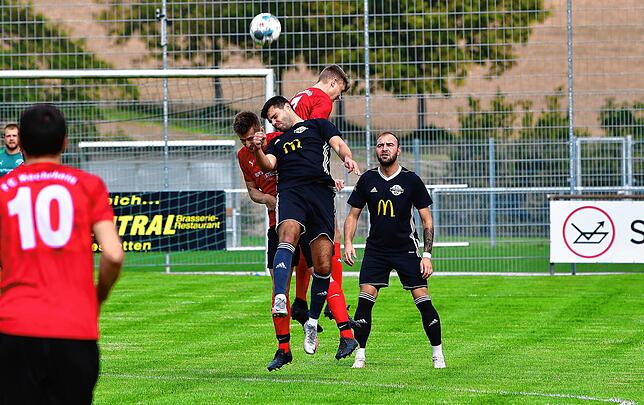 Bild 4: FC Hochrhein besiegt den FC Wallbach deutlich mit 4:0 &ndash; und wir haben die Bilder!