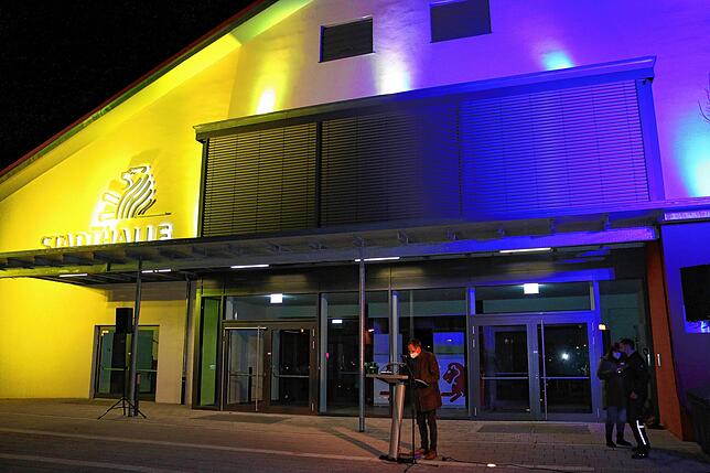 Die Bräunlinger Stadthalle erstrahlte in den ukrainischen Farben Blau und Gelb.