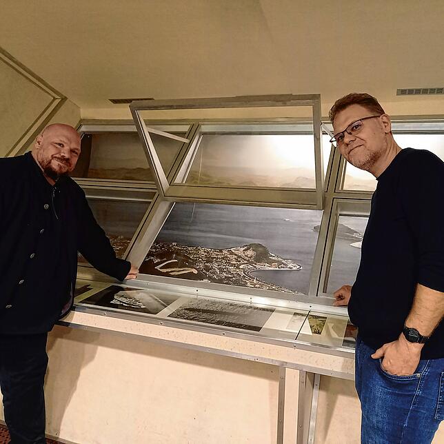 Vor dem Teil-Nachbau des Panoramadecks von LZ 129 stehen Museumsleiter Christian Kunz und Jens Schenkenberger vom Verein für ...