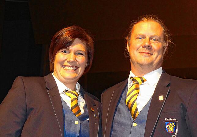 Sie haben Grund zum Strahlen – die Vorsitzende Franziska Walk und Dirigent Szombor Rethy.