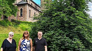 Die Süntelbuche in Obersäckingen hat sich prächtig entwickelt. Darüber freuen sich Stifterin Gisela Heimbach (Mitte) sowie Elisabeth ...