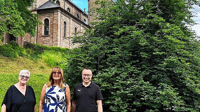 Die Süntelbuche in Obersäckingen hat sich prächtig entwickelt. Darüber freuen sich Stifterin Gisela Heimbach (Mitte) sowie Elisabeth ...