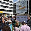 Großes Interesse am Stadtrundgang: Volker Molitor vom Stadtplanungsamt erläuterte gut 50 Bürgern am Samstag auf dem Bahnhofsvorplatz, ...