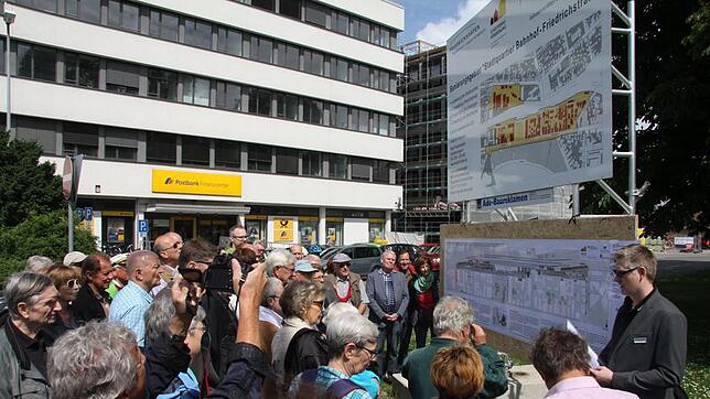 Großes Interesse am Stadtrundgang: Volker Molitor vom Stadtplanungsamt erläuterte gut 50 Bürgern am Samstag auf dem Bahnhofsvorplatz, ...