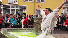 Vollkommen nass, aber ein Bad im Brunnen gehört für Uwe Eisele dazu. Bilder: Reinhard Rapp