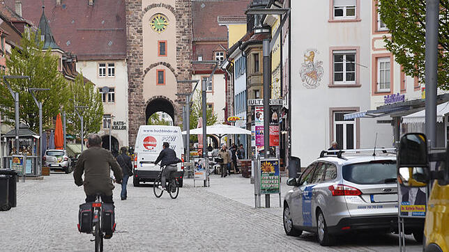 Viele Radler sind schneller als Schrittgeschwindigkeit unterwegs und Autos stehen wochentags auch nach 11 Uhr noch in der Fußgängerzone. ...