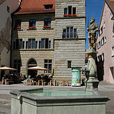 Überlinger Brunnen sind prominent besetzt. Hier der Kaiserbrunnen mit Karl V.