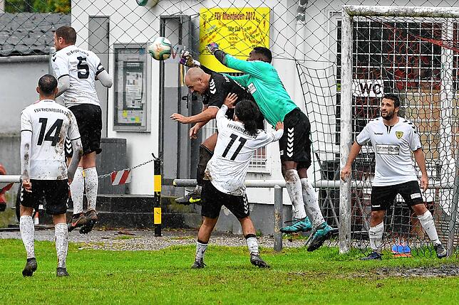 In Bedrängnis: Zu oft geriet die Abwehr des FSV Rheinfelden mit Torwart Dany Quintero in der bisherigen Saison in Nöte. Derzeit sind die ...