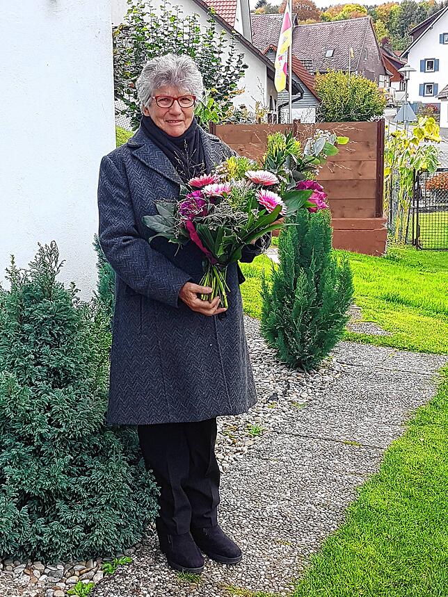Mit Blumenstrauß: Erika Schorpp aus Grüningen heute.