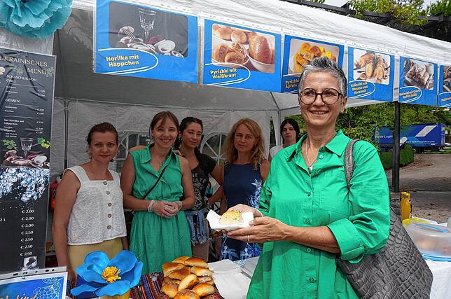 Kulinarische Angebote: Marion Pfeiffer (Koordinatorin des Helferkreises Asyl Waldshut-Tiengen, Diakonie Hochrhein) holt sich beim Fest ...