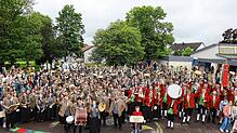 Mehr als 300 Musiker spielen gemeinsam: Acht Gastkapellen gratulieren dem Musikverein Schwenningen mit dem „Musikantengruß“ zum 100. ...