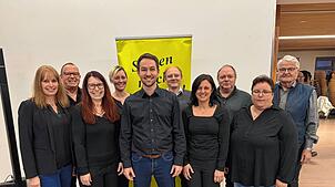 Bei der Hauptversammlung (von links): Verbandspräsident Andreas Thoma (Mitte) und der Vorstand des Chorverbands Hochrhein mit Sonja ...