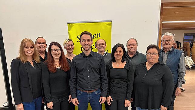 Bei der Hauptversammlung (von links): Verbandspräsident Andreas Thoma (Mitte) und der Vorstand des Chorverbands Hochrhein mit Sonja ...